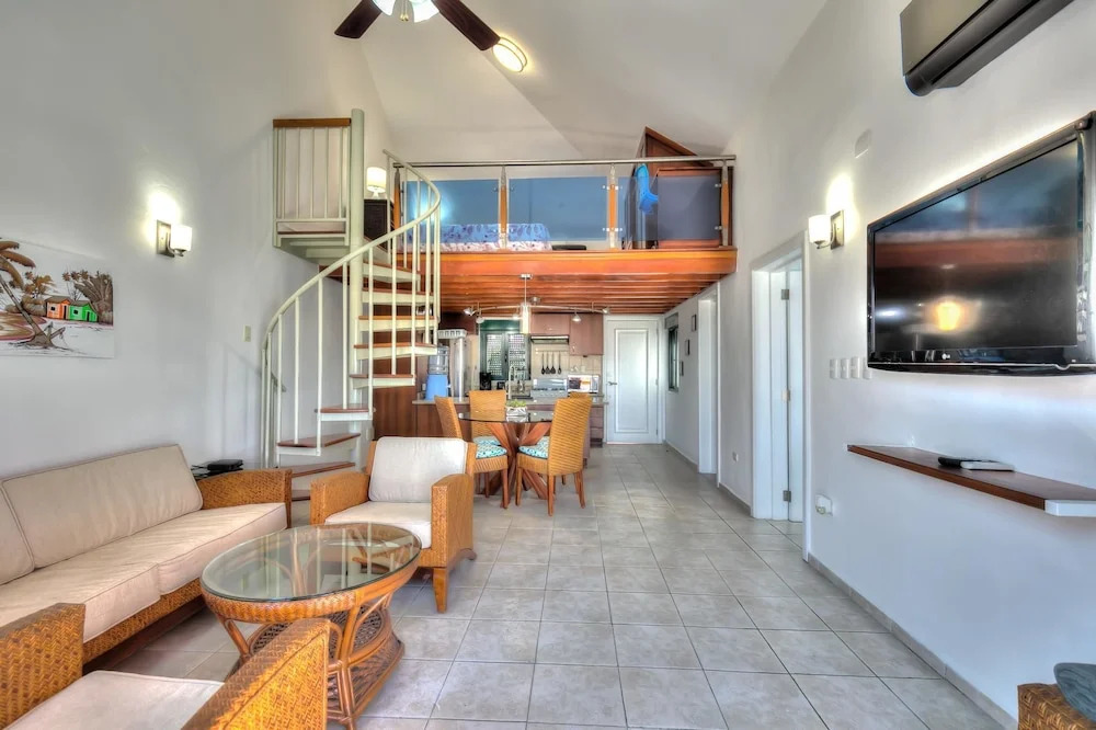 Oceanview Apartment With Large Balcony and Next to the Beach