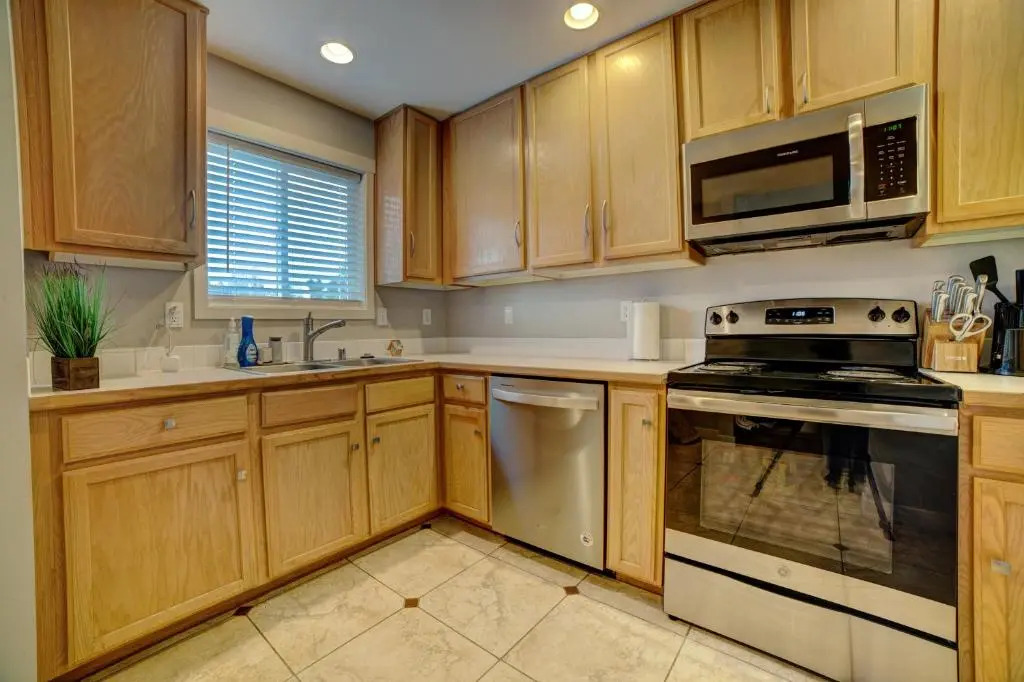 Cozy 2 Bedroom Townhouse in Northgate
