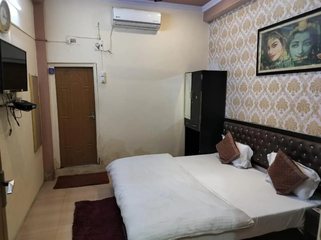 DS Residency-Near Varanasi Jn Railway station N Temples-Parking-Free Wi-Fi