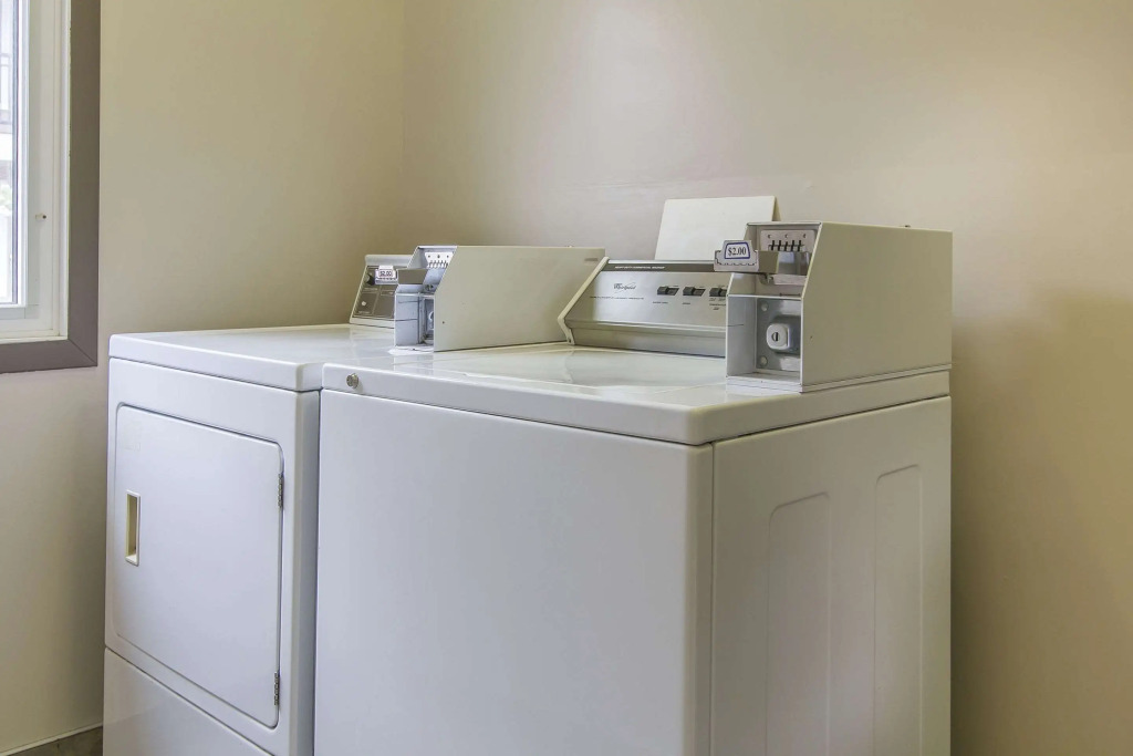 Econo Lodge Inn & Suites