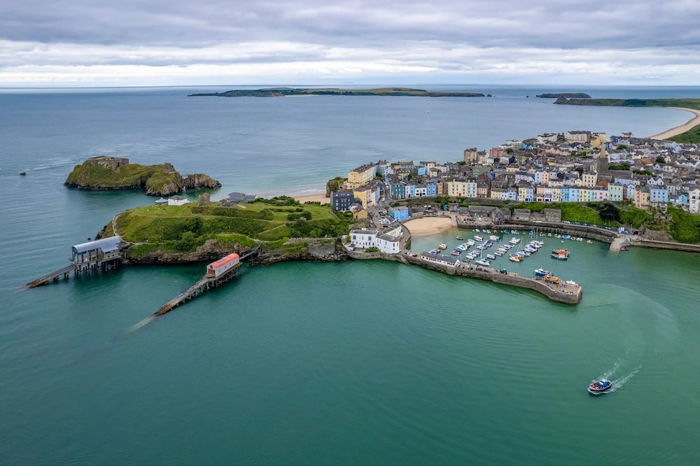 Tenby Studio Apartment - Stroll to Beach and Town