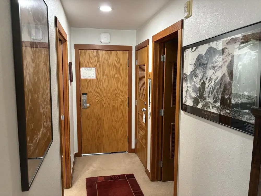 Studio in Lakeside Village, Updated Kitchen & Bath apts