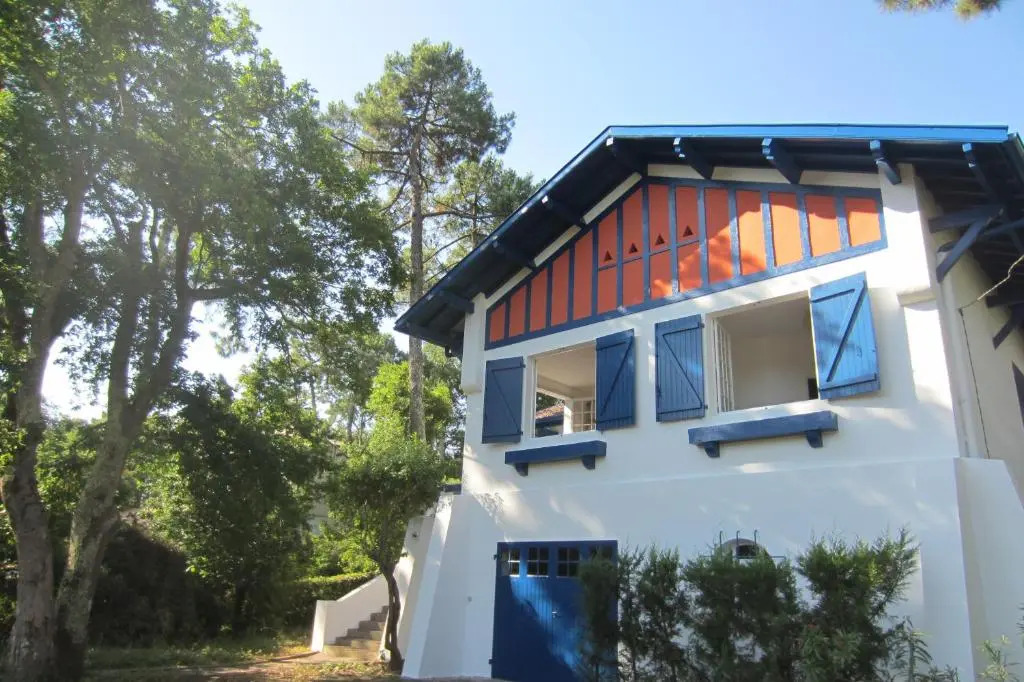 Villa L'OUSTAL avec piscine entre lac et océan pour 8-10 personnes