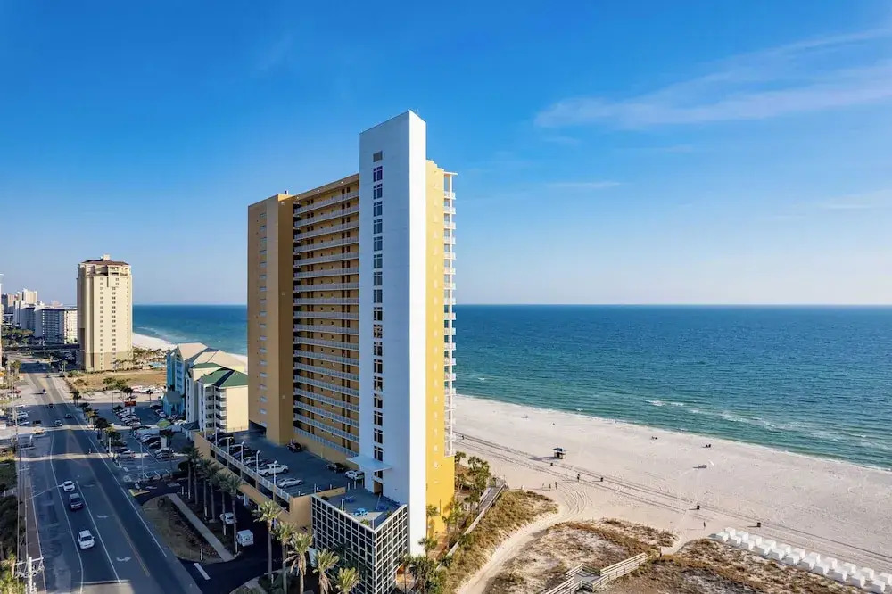 Beachfront 3bdr Private Beach Access, Ocean Views, Gym Sunscape by Avantstay