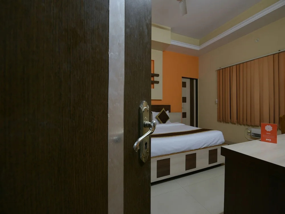 OYO 11923 Hotel Rajdhani Palace