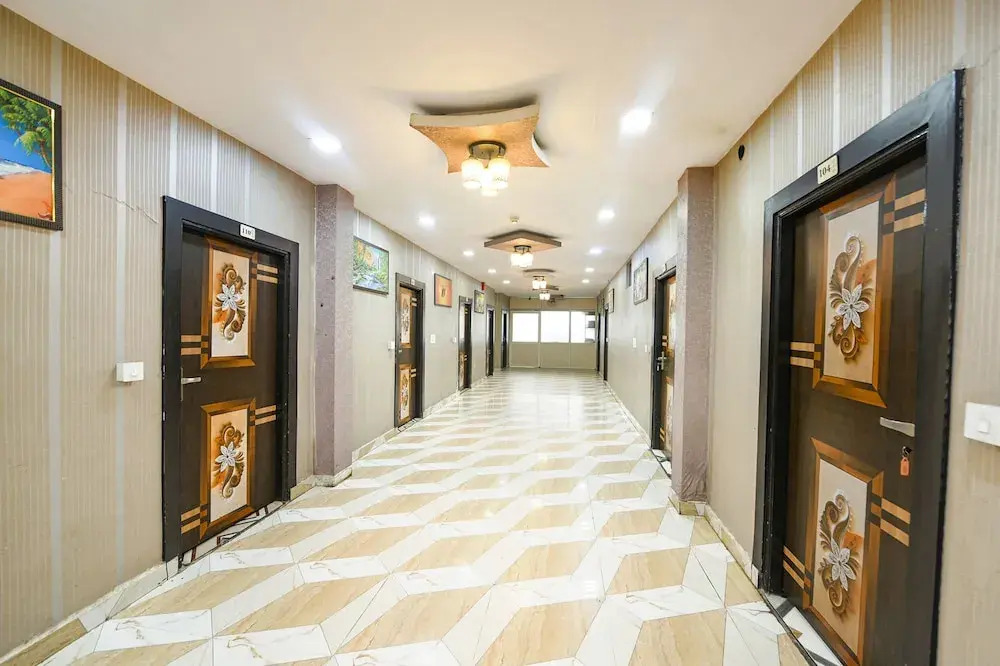 Fabhotel Royal Mountain