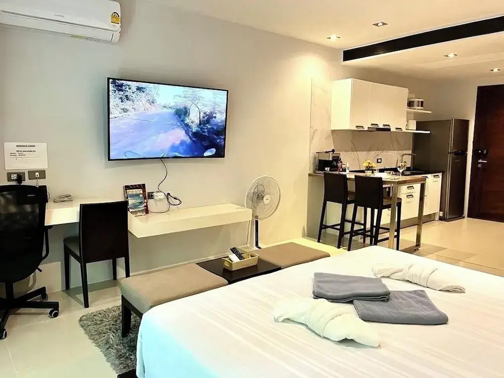 Emerald 211 - Studio With Balcony and Shared Pool