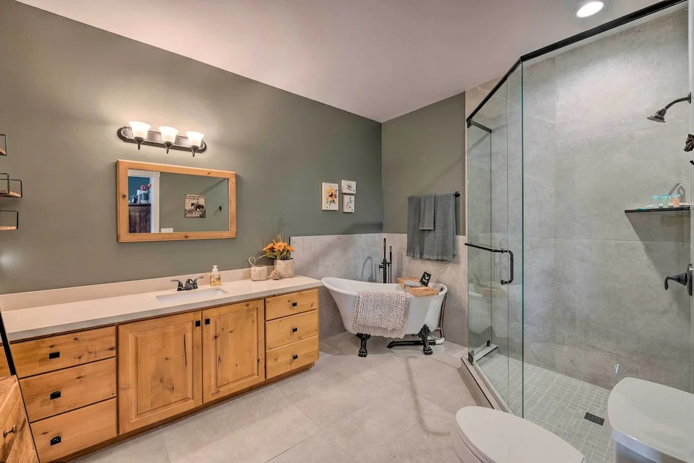 Large, Cozy Midway Studio w/ Mountain Views!
