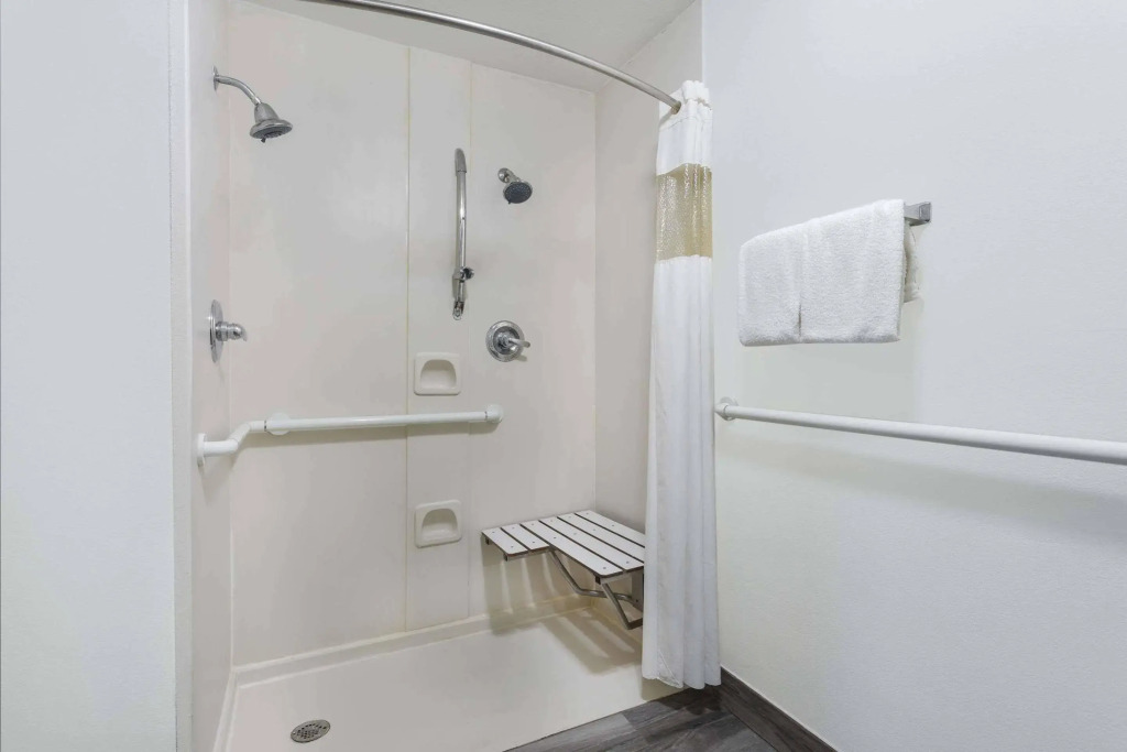Clarion Pointe - Greensboro Coliseum Area