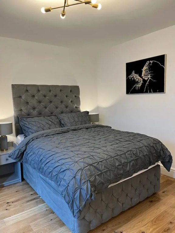 Cozy London Apartment , 2 Minutes to Tube!