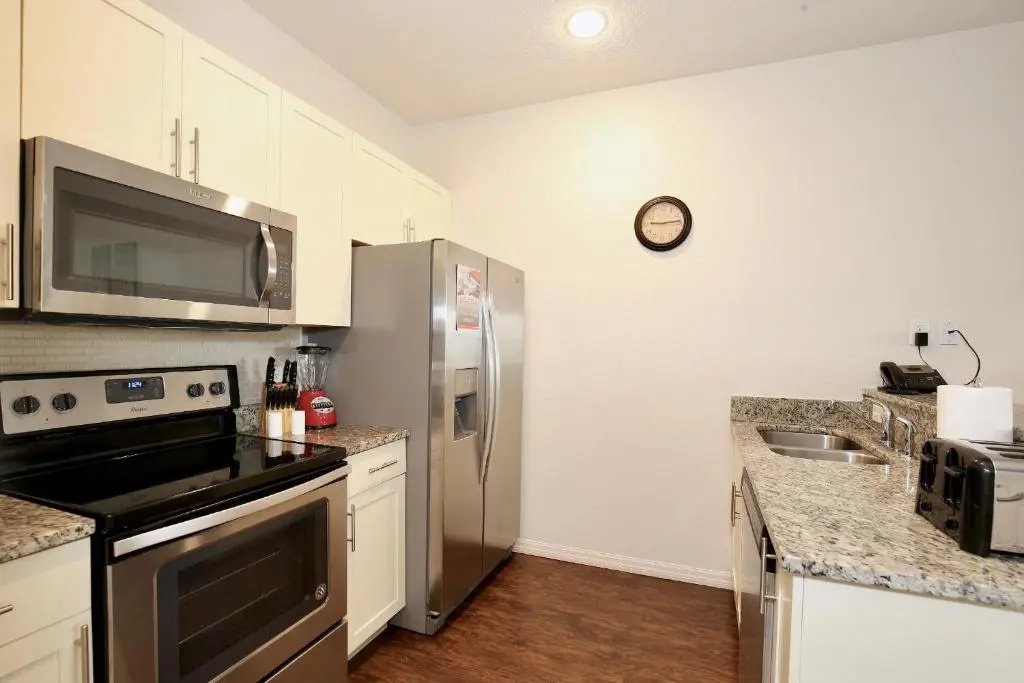 3 Bedroom townhouse in gated community with gym and pool 10 min to Disney