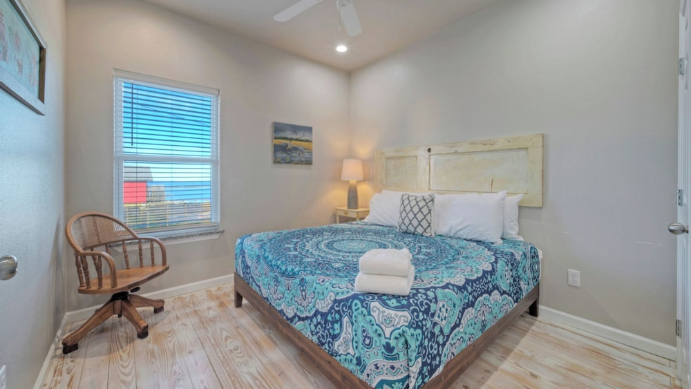 Sleeps 24, 3 Homes Bayfront Pool, Boat Dock, Views Laguna Village Hideaway