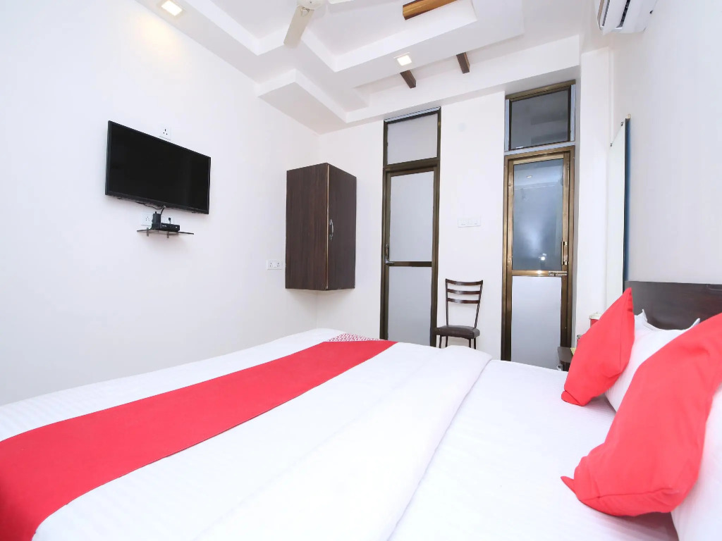 OYO 14165 Hotel Blue Diamond