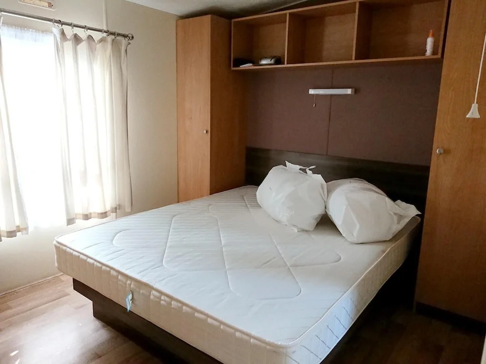 Property With 2 Bedrooms in Les Mathes, With Pool Access and Furnished