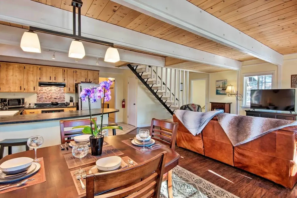 South Lake Tahoe Home w/ Deck & Mountain View!