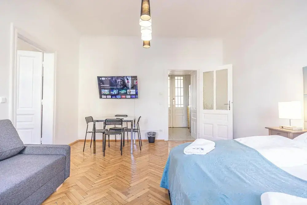 Chic 2BR Retreat Near Belvedere Palace