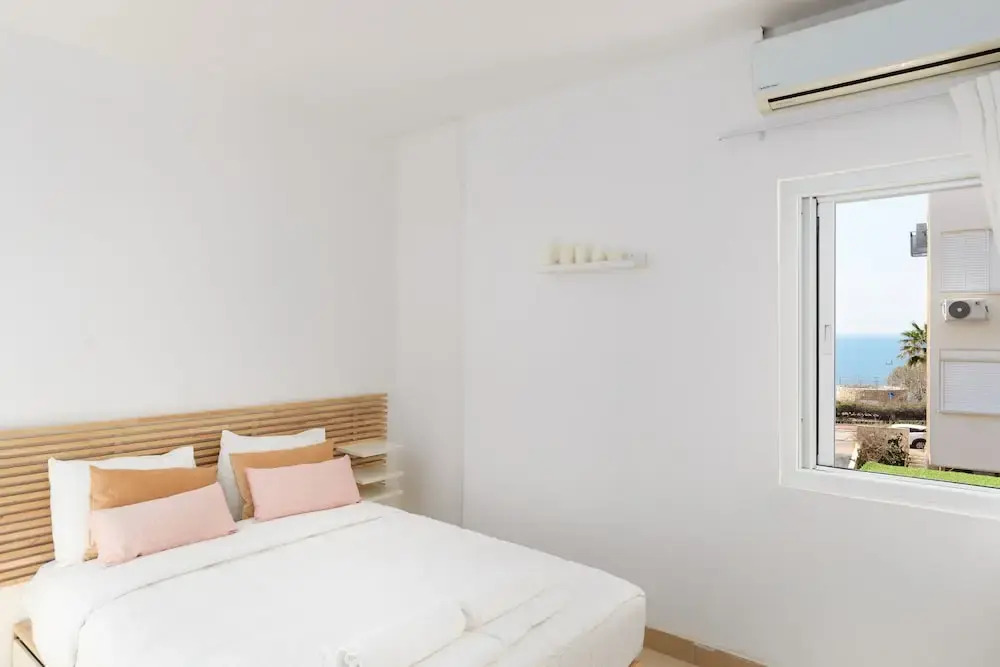 Bright and Fresh Family Home near Beach