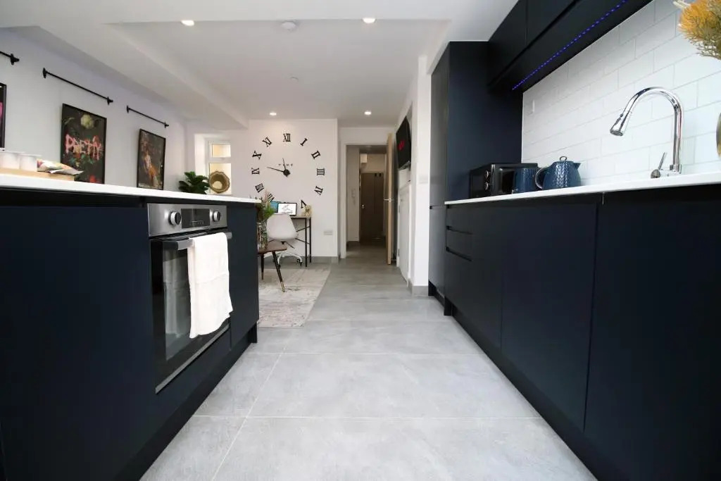 NEW Spacious 2 Bed Getaway - Private Courtyard! - Underfloor Heating