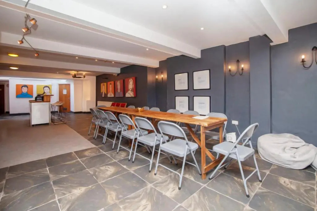 Quirky Cardiff Bay Hen House Sleeps 14-16