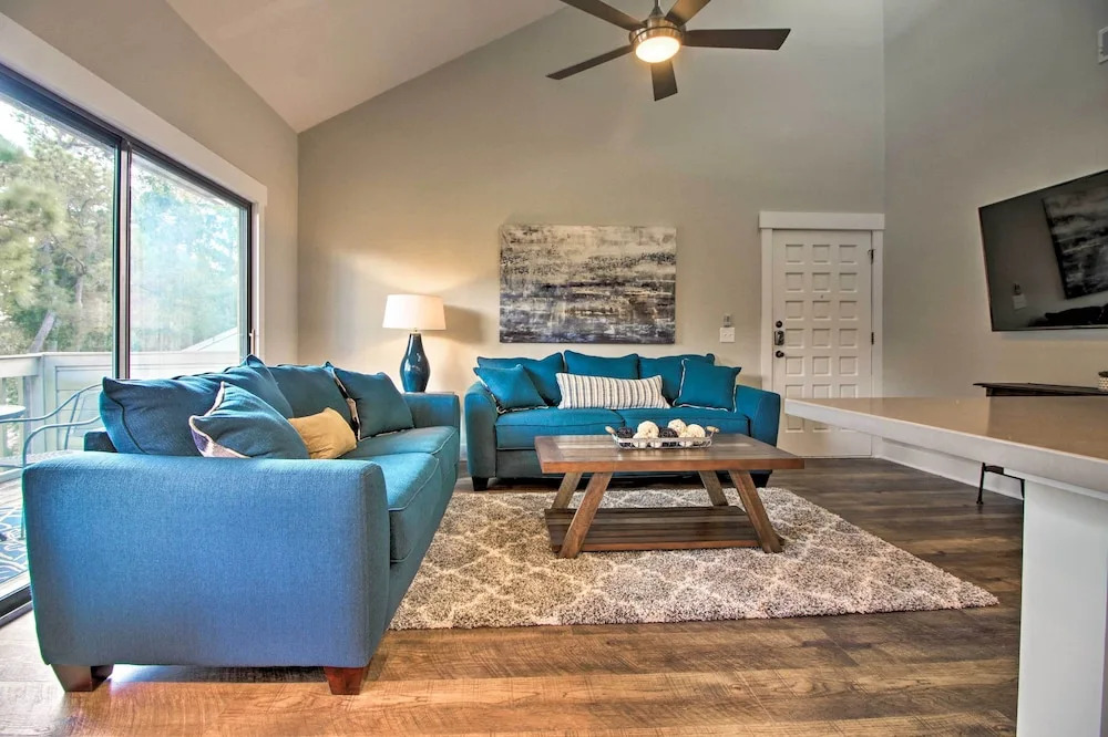 Villa w/ Golf Course Views, Walk to Harbour Town