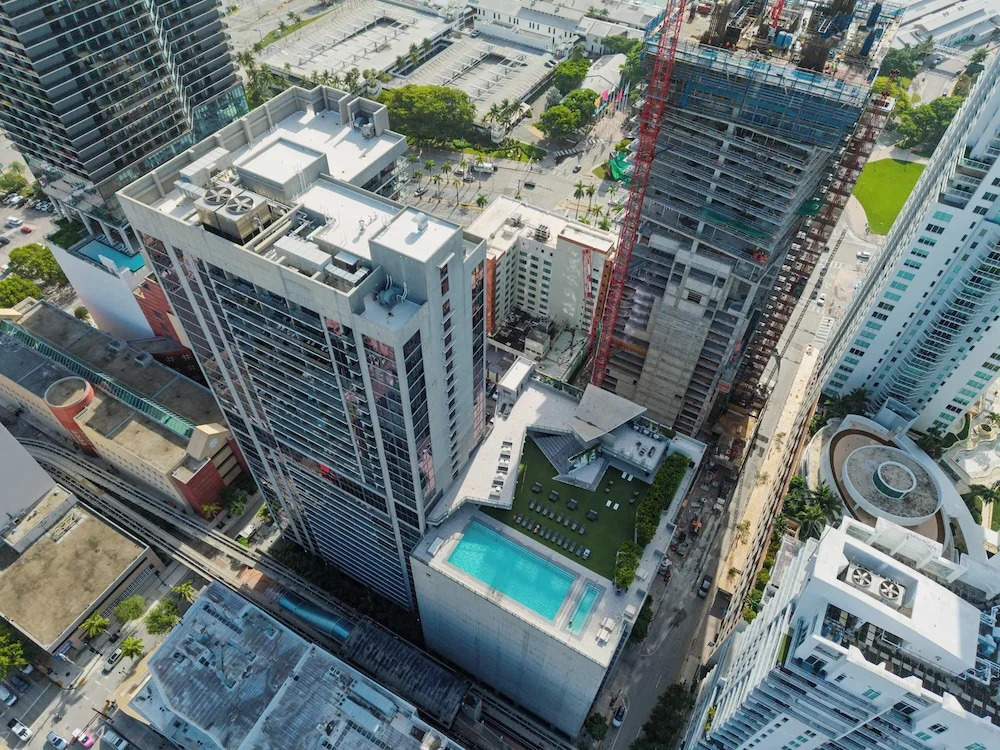 Downtown Miami 2BR Skyline Bay View Balcony Corner Suite Luxepad
