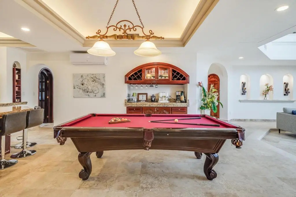 Lagoon & Beach Steps Away 5-bdrm Villa Elegancia