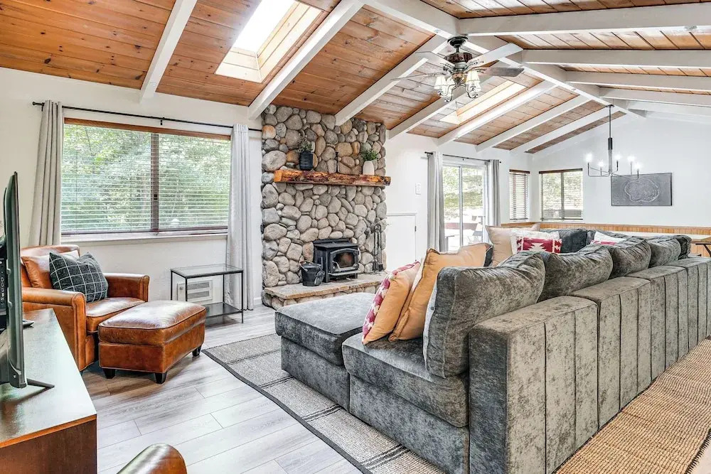 Arnold Family Cabin w/ Hot Tub, Arcade & Deck