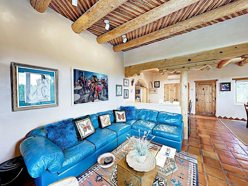 An Enchanting Casita W/ Patio & Kiva Fireplace Cottage