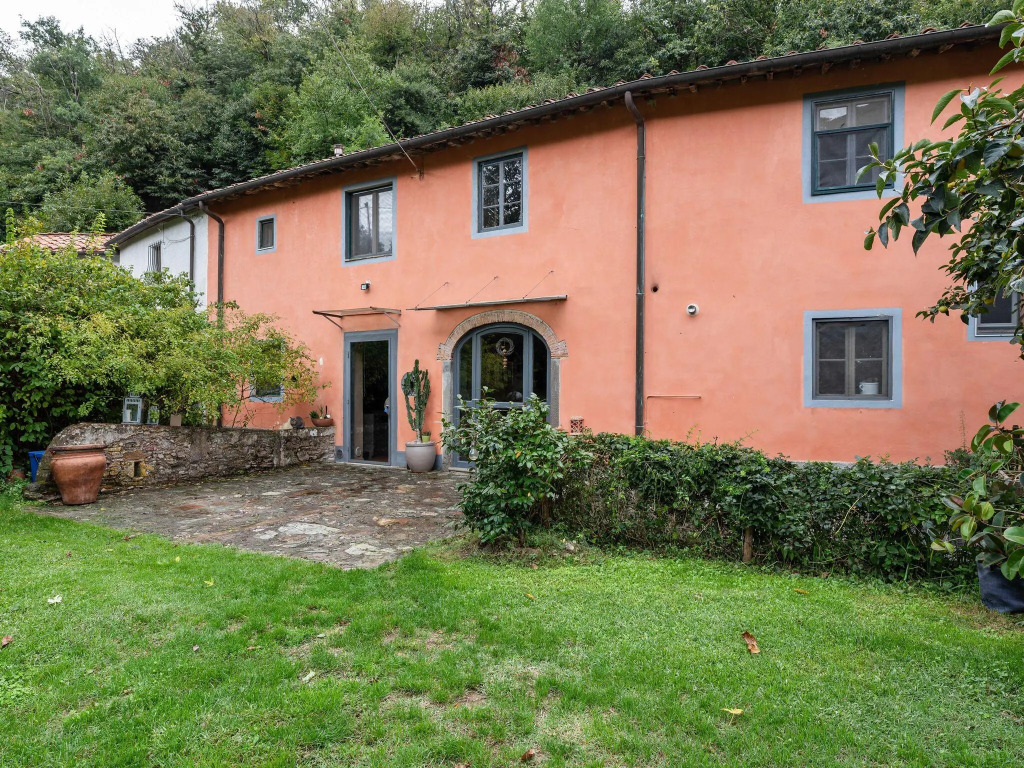 Lovely Villa in Molina di Quosa with Private Swimming Pool