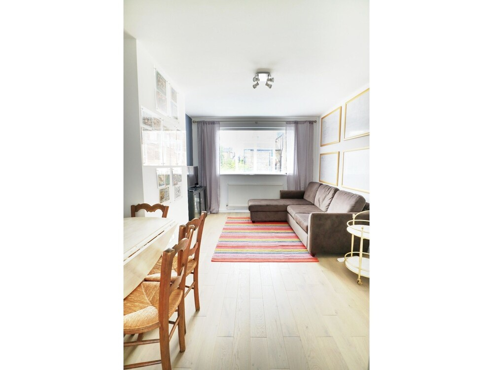 Newly Renovated 1 Bedroom Flat - Sleeps 4