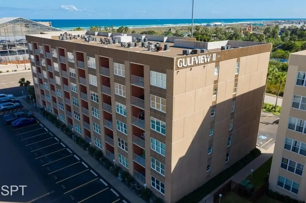 Luxe 1 bedroom Walk to Beach Pool 1 Bedroom Home by RedAwning