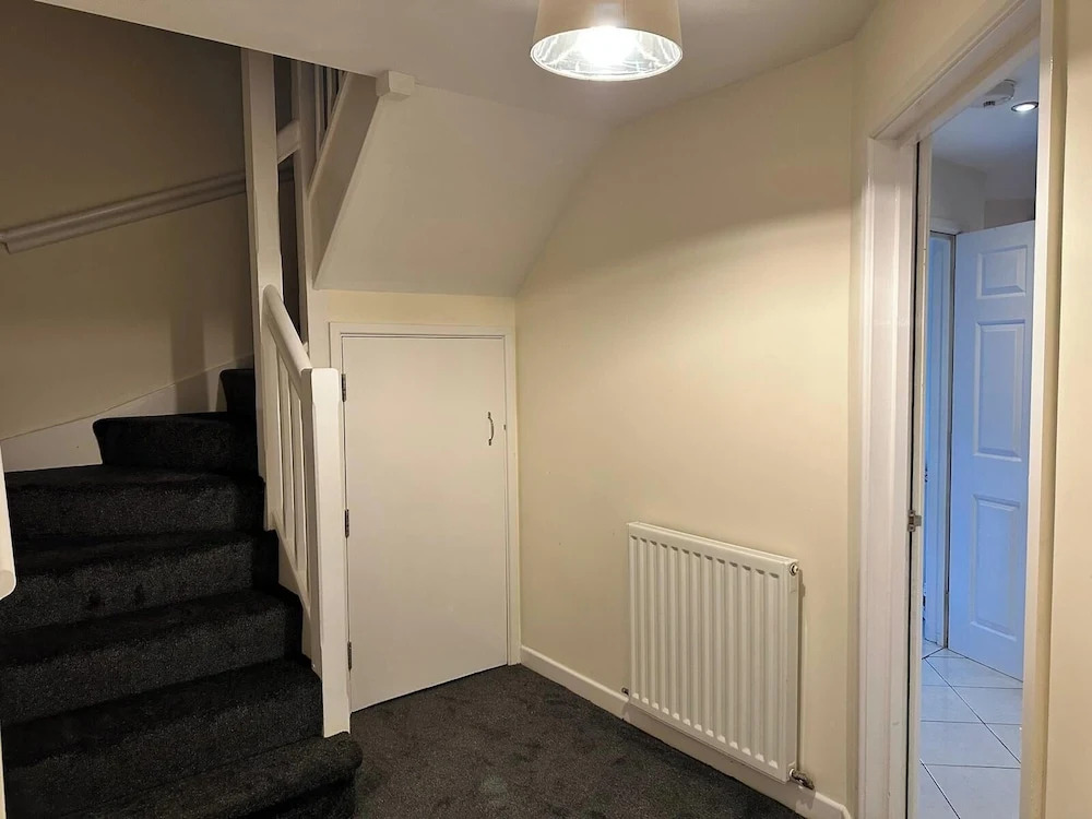 House - Sleeps 12 - Parking - Wifi