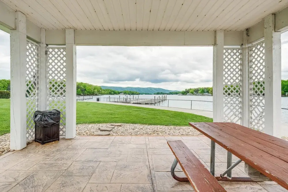 Lakefront Huddleston Condo w/ Community Pool