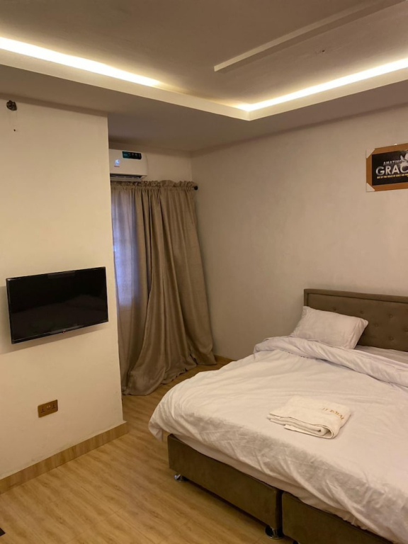 Jf Royal Hotel & Suites