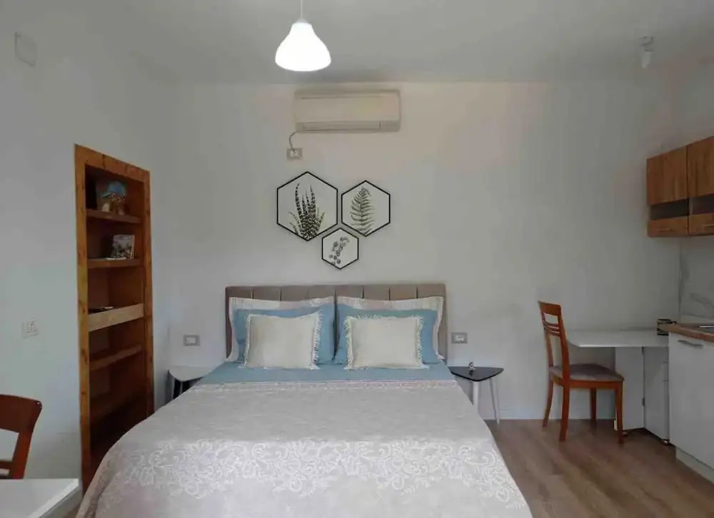 Entire unit near beach access to garden