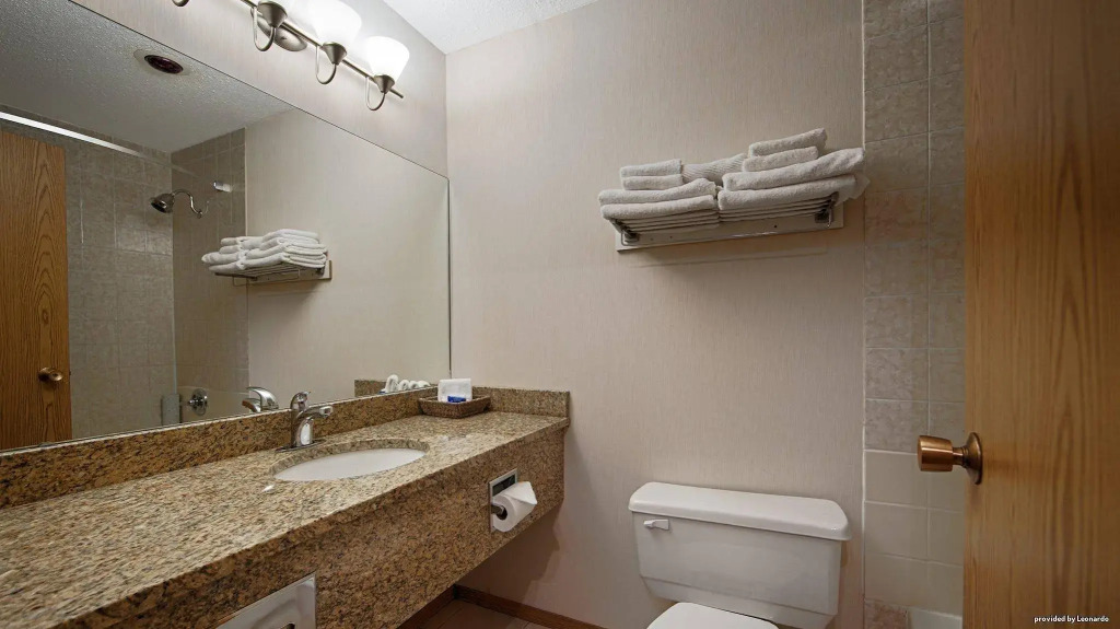 Invermere Inn & Suites