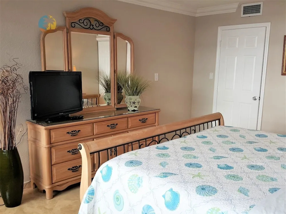Alexander 510 2 Bedroom Apts by RedAwning