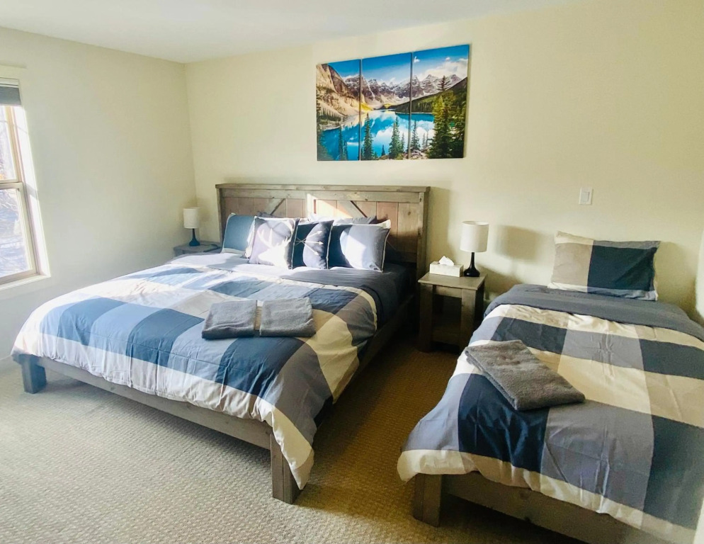 Perfect base Invermere 3bd townhouse mt views with garage
