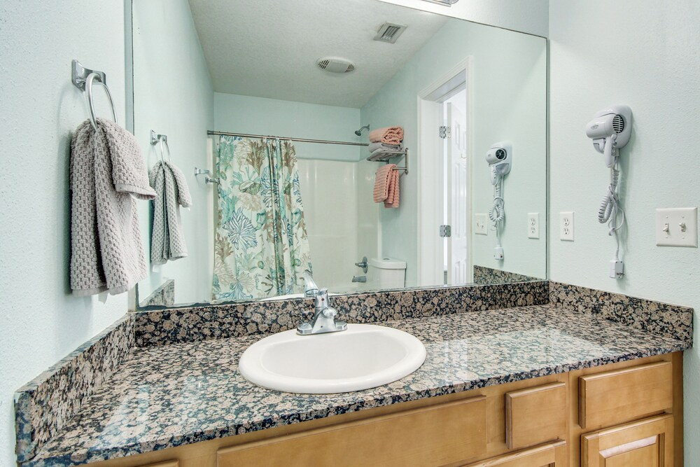 Stroll to Beach! 3BR Gulfport Escape, Pool Access