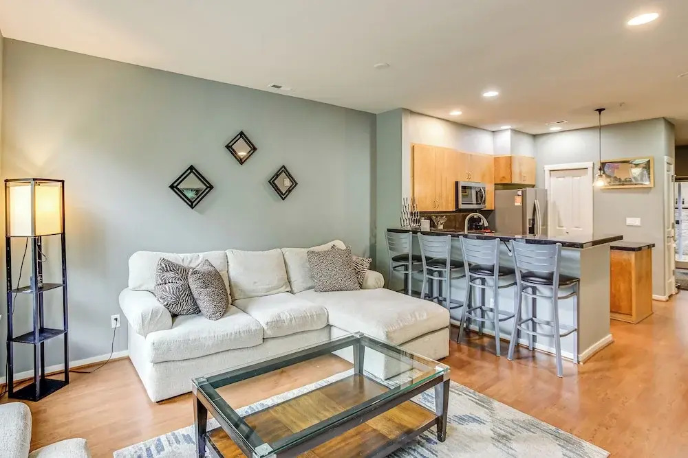 Walk to Local Shops & Eats! Quaint Issaquah Home