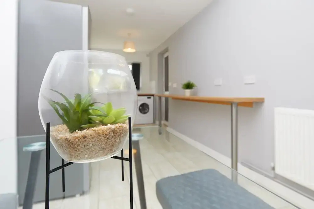 2 Bed Derby House- Parking - Rolls Royce