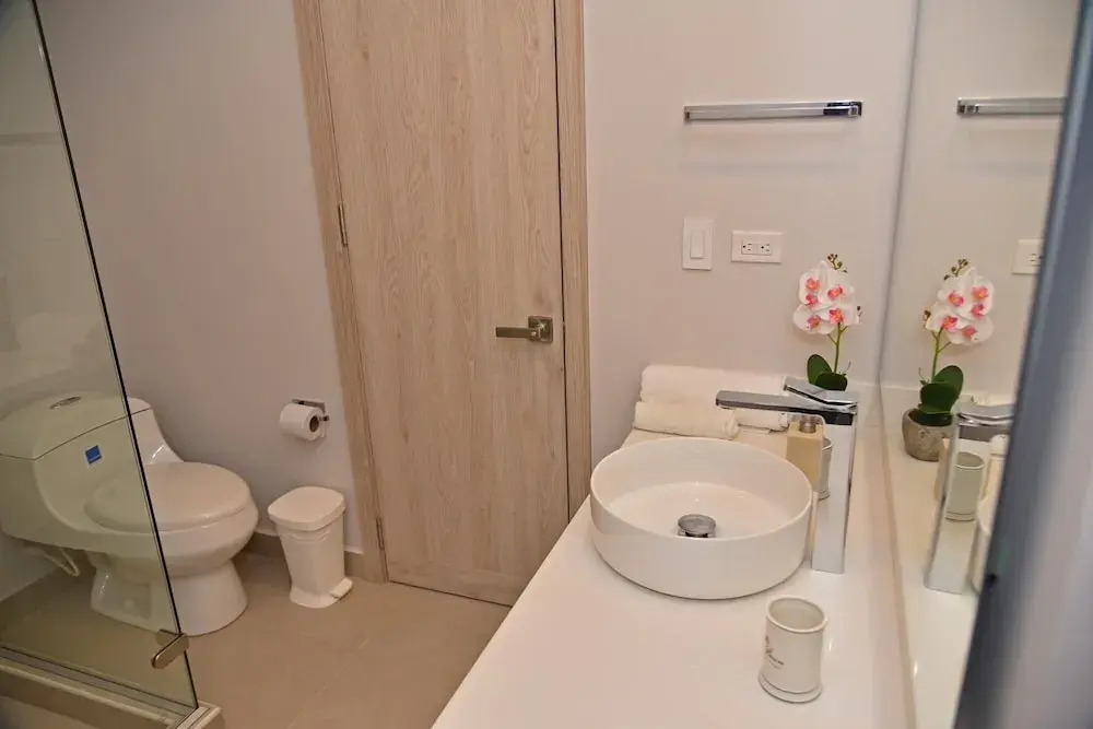 Spacious Apartment in a Modern Condominium w Lovely View