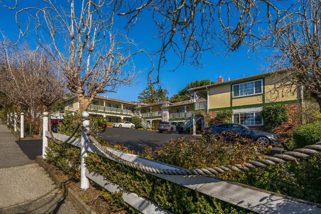 Carmel Inn & Suites