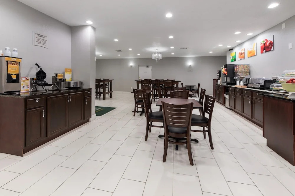 Days Inn & Suites Cincinnati
