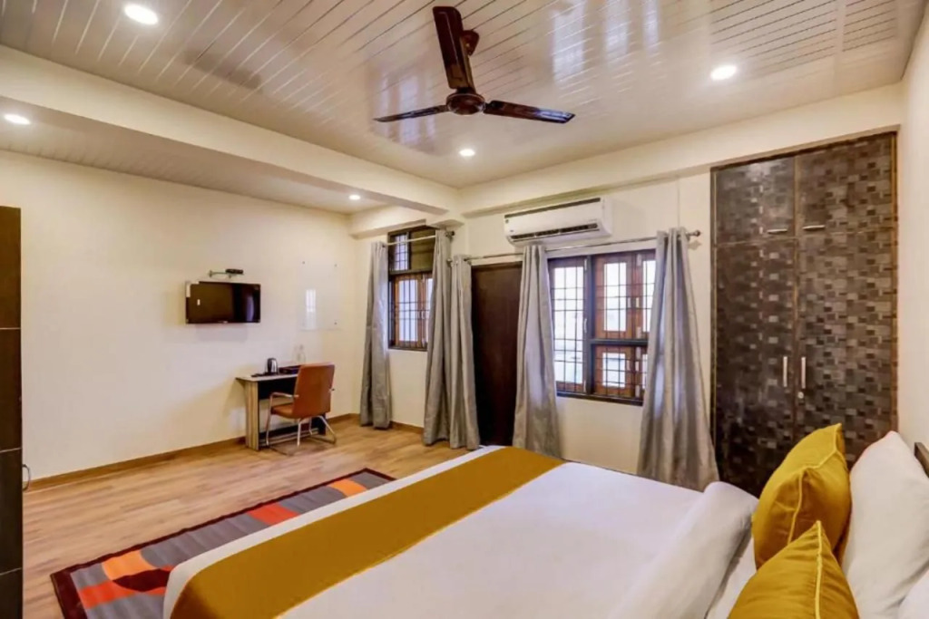 FabHotel SR Square