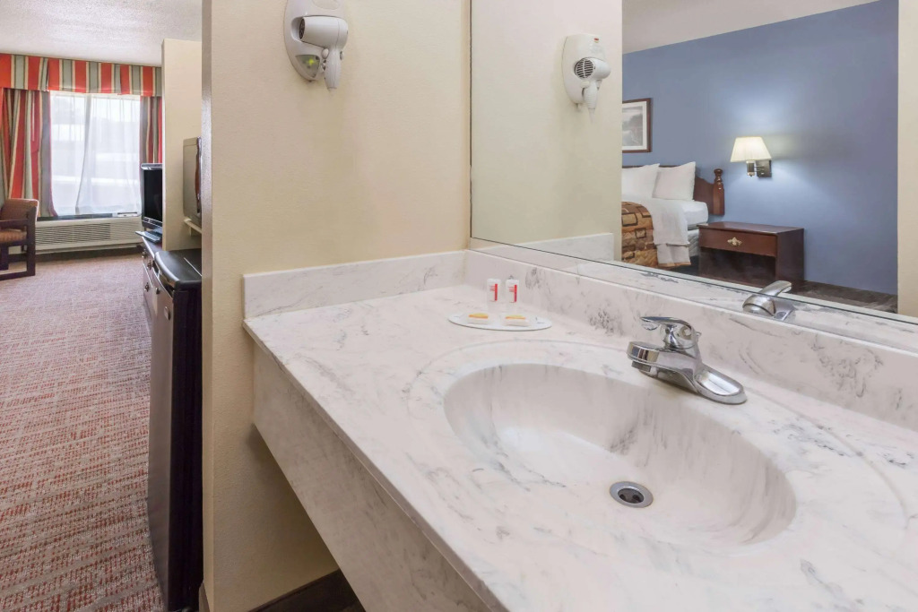 Days Inn by Wyndham Rayne/Crowley