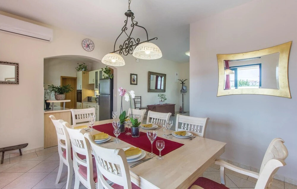 Amazing Home in Stobrec With Wifi and 4 Bedrooms