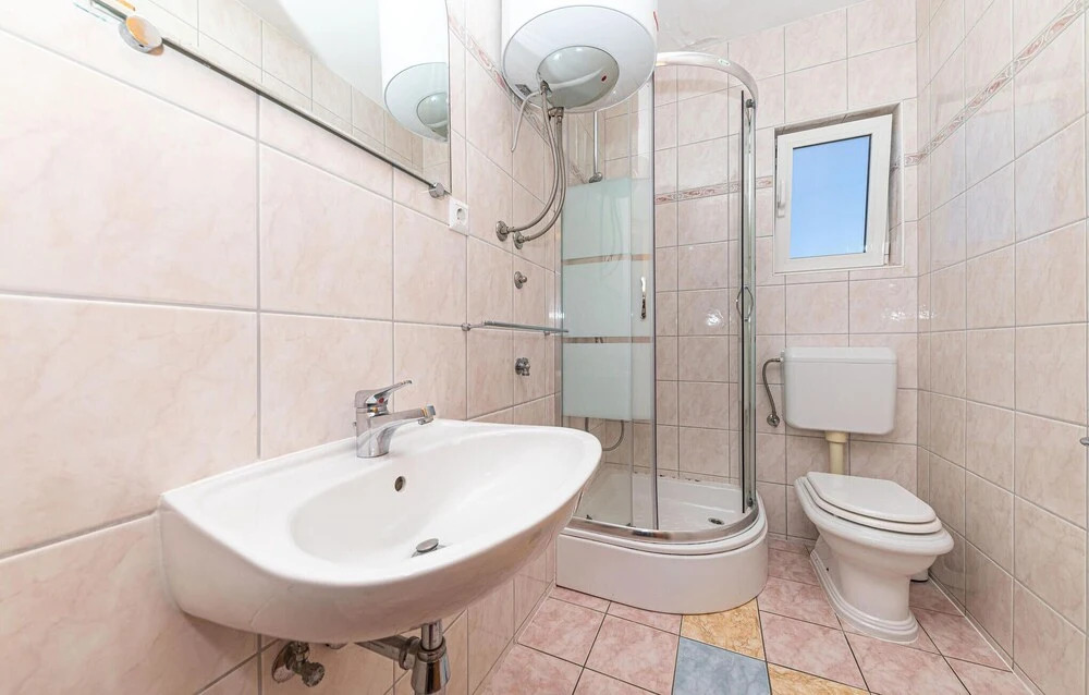 Beautiful Apartment in Okrug Donji With 4 Bedrooms, Wifi and Outdoor Swimming Pool
