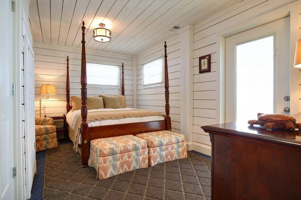 Holden Nothing Back 3 Br home by RedAwning