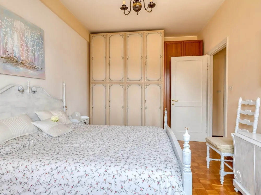 Snug Holiday Home in Salò With Balcony